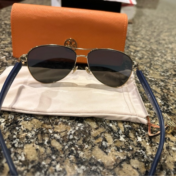 ❤️SOLD❤️Tory Burch Aviator Sunglasses - Picture 2 of 5